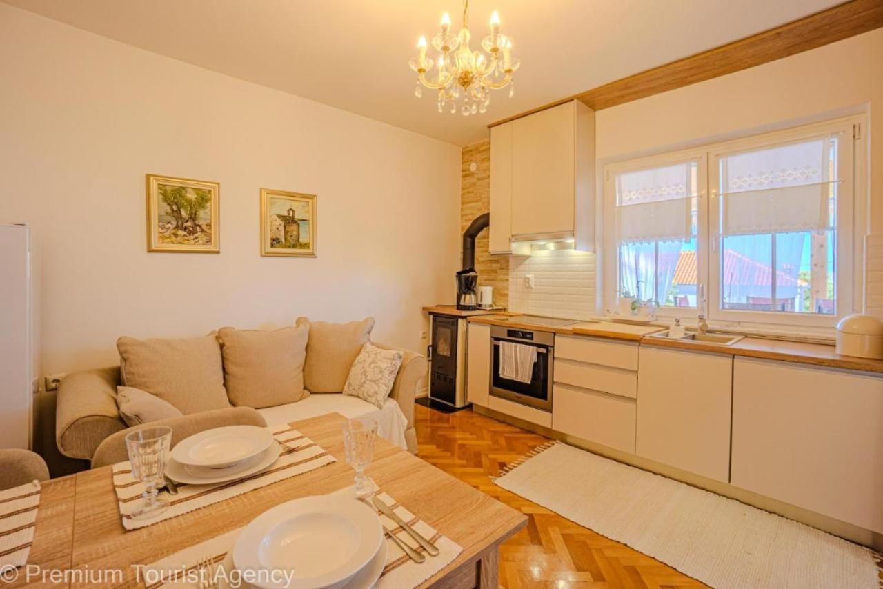 Sunset Apartment With Sea View Povljana Exterior photo